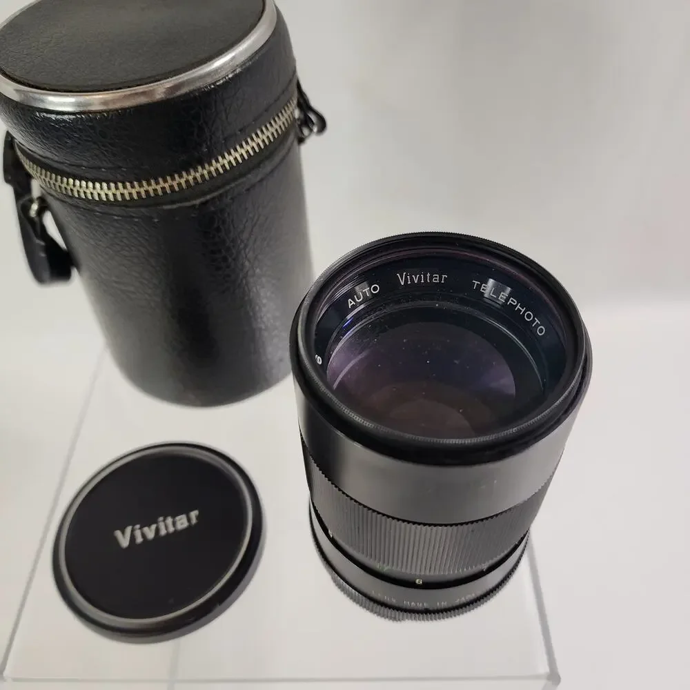 Vivitar 135mm 1/2.8 Telephoto Lens w/ Caps No. 28230016 Comes With Case